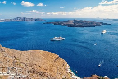 Panoramik eski liman ve Akdeniz'de Santorini.
