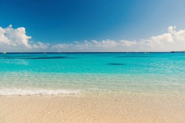 Güzel beyaz bulutların üstünde sakin deniz üzerinde mavi gökyüzü