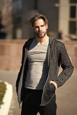 Maço sakal ve saç kesimi gri tshirt