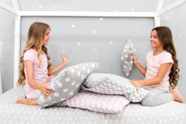 Kız kardeşler iletişim. Çocuk sakin ol ve akşamları eğlenmek. Kız eğlence. Kızlar şirin pijama yatak odasında beraber vakit. Kız kardeşler iletişim süre yatak odasında rahatlayın. Aile zamanı