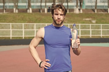 İçme suyu plastik şişe tutan sporcu adam
