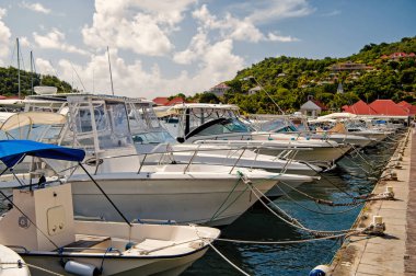 Yatlar, tekneler veya gemi denizde Fransa limanda palamarla