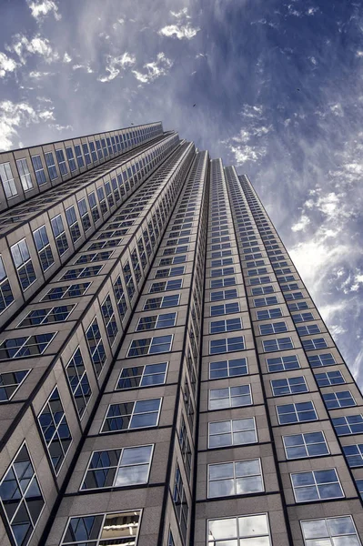 Panorâmica e perspectiva de ângulo largo vista para o fundo azul de aço de vidro — Fotografia de Stock