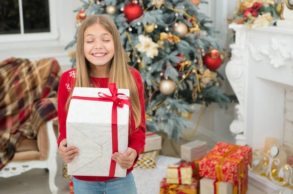 Christmas preparation. Happy new year. Winter. Christmas tree and presents. xmas online shopping. Family holiday. The morning before Xmas. Little girl. Child enjoy the holiday — Stock Photo, Image