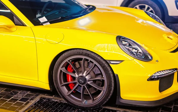 Supercar Porsche 911 Carrera 4 Gts huricane sarı renk