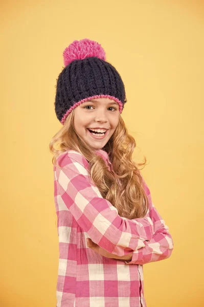 모자를 쓴 소녀, 주황색 배경에 있는 격자무늬 셔츠 — 스톡 사진