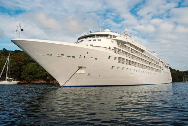 Duże luksusowe biały liniowca statek o Fowey — Zdjęcie stockowe