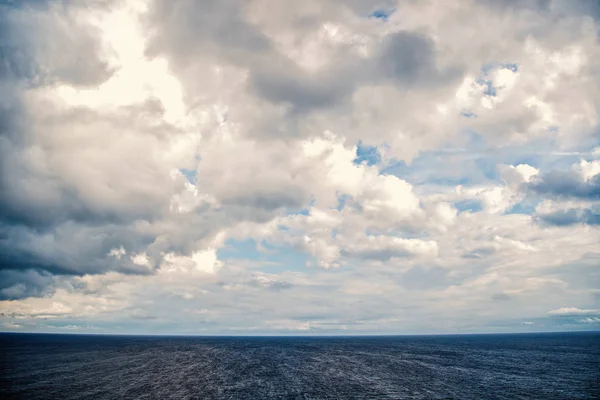 Seelandschaft mit bewölktem Himmel — Stockfoto