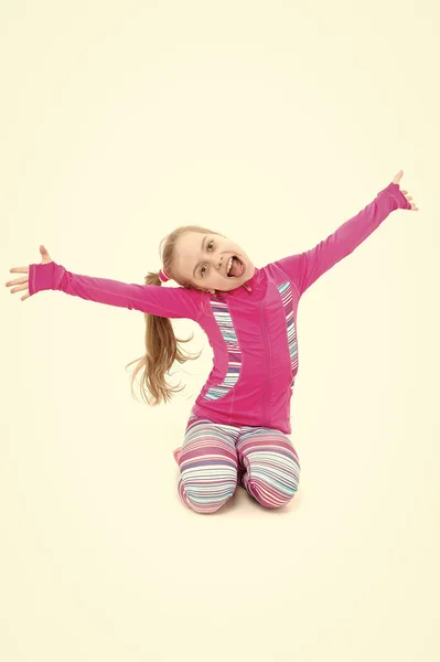 Дитина в рожевому спортивному одязі . — стокове фото
