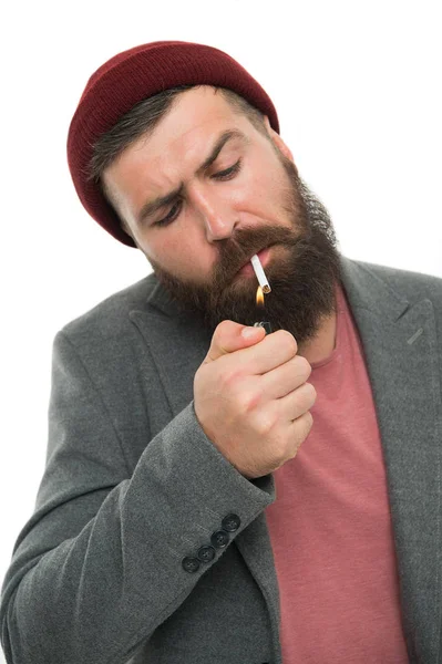 Hipster maduro com barba. maus hábitos e vício. homem fumando cigarro isolado em branco. Cuidados com barbeiros. Cuidado com o cabelo e barba. Homem barbudo. Hister caucasiano brutal com bigode. moda masculina — Fotografia de Stock