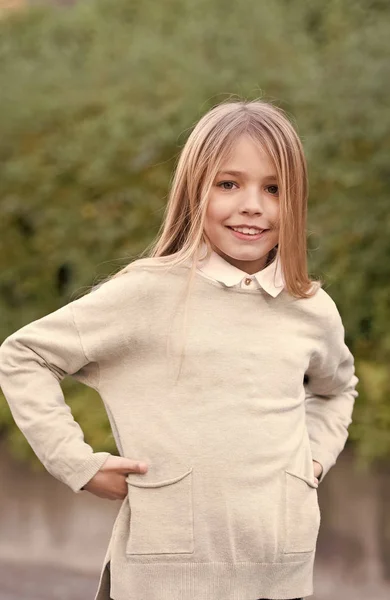 Fille aux cheveux longs blonds sourire sur le paysage naturel — Photo