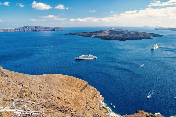 Panoramik eski liman ve Akdeniz'de Santorini.