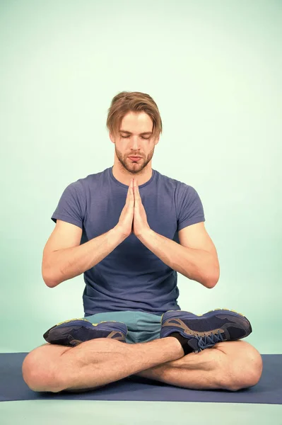 Man medytować na matę do jogi, relaks — Zdjęcie stockowe