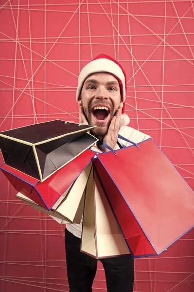 クリスマス帽子の幸せな叫び」のカラフルなバッグの男 — ストック写真