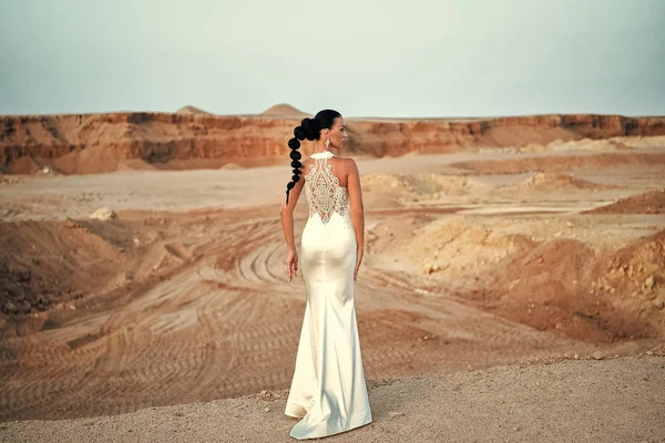 Mujer en vestido blanco en dunas de arena . — Foto de Stock