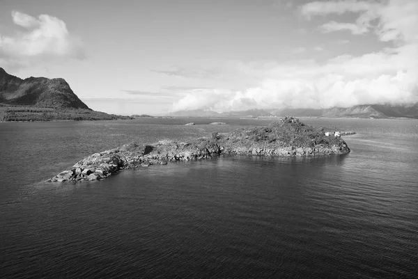 Obras-primas da natureza. Ilha de pedra cercou a água do mar na Noruega. Melhores lugares da natureza para visitar na Noruega. Seascape com ilha no dia ensolarado. Serenidade e idílica. Ilha penhascos pedregosos costa — Fotografia de Stock