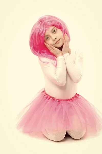 Niña o niño pequeño en peluca rosa y falda — Foto de Stock