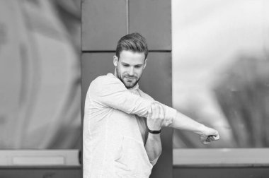 Adam atlet Kol germe egzersiz, kentsel arka plan daha önce yüz konsantre. Runner açık eğitim germe. Sporcu için egzersizler kas ve eklem hazırlayın. Büyük iş sonra germe