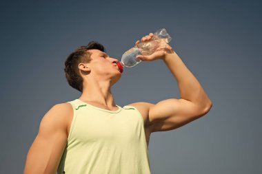 Adam içme suyu şişe güneşli