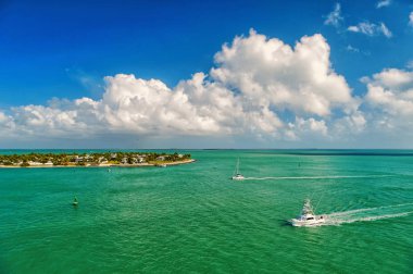 Key West, Florida yeşil ada tarafından yüzen turistik yatlar