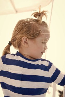 Yatta güneşli sarı saçlı çocuk