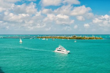 Key West, Florida yeşil ada tarafından yüzen turistik yatlar