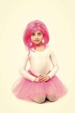 Çocukluk ve mutluluk. Güzellik ve moda. Küçük kız t pembe etek. Beyaz arka plan üzerinde izole peruk çocuk. bale ve sanat