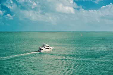 Key West, Florida yeşil ada tarafından yüzen turistik yatlar