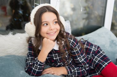 Noel Baba'yı bekliyorum. Xmas. Sevimli küçük çocuk kızla xmas hediyesi. Yeni Yılınız Kutlu Olsun. Noel alışveriş. Noel aile tatili. Xmas önce sabah. Yeni yıl partisi zevk