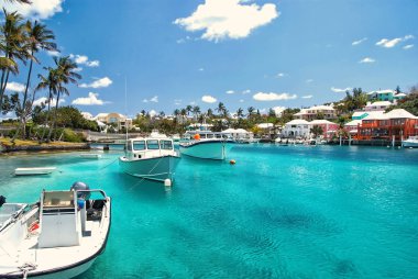 Hamilton, Bermuda tropikal lagoon mavi deniz suyu yat tekne. Yaz tatil ve seyahat. Lüks yaşam tarzı kavramı