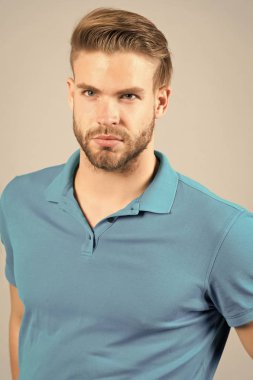 Sakallı yüzü, sarı saç, saç kesimi adamı