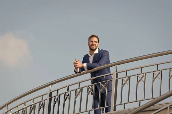 Geschäftsmann steht auf Dachterrasse und lächelt — Stockfoto