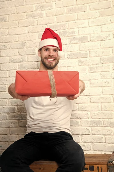 Man santa Le och ge röda inslagen julklapp — Stockfoto
