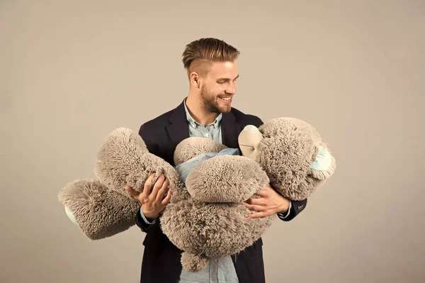 Man Memegang Boneka Beruang Boneka Besar Lembut Mainan Sebagai Hadiah — Stok Foto