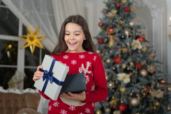 Little child girl likes xmas present. The morning before Xmas. New year holiday. Christmas. love presents. Kid enjoy the holiday. Happy new year. small happy girl at christmas. Christmas Sales — Stock Photo, Image