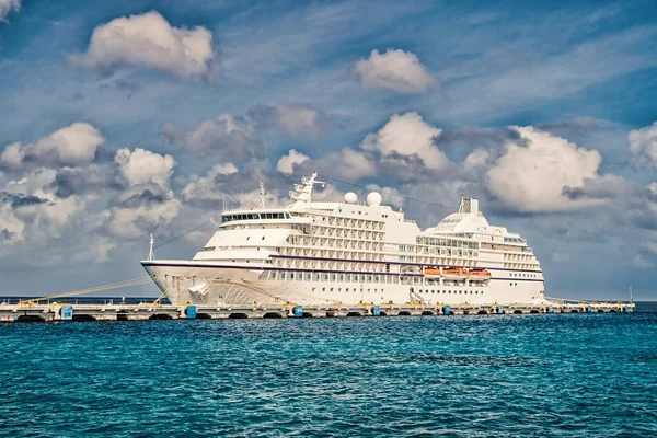 Navio de cruzeiro grande de luxo — Fotografia de Stock