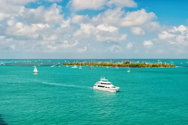 Touristische Yachten, die an der grünen Insel in Key West, Florida, schwimmen — Stockfoto