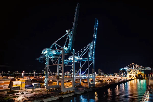 港湾クレーン、造船所の夜、マイアミ、アメリカ合衆国 — ストック写真