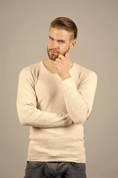 Tipo tocar la barba en la cara sin afeitar, aseo — Foto de Stock