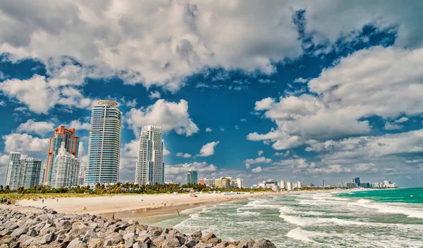 Miami, Meereslandschaft mit Wolkenkratzern am Südstrand — Stockfoto