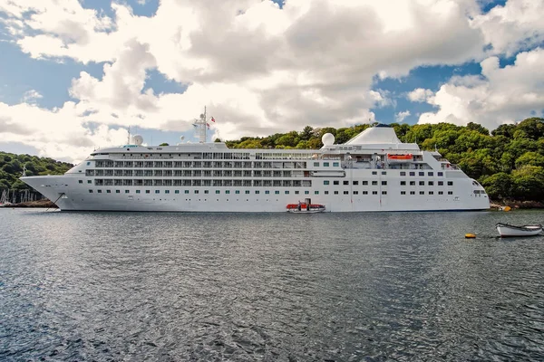 Großes weißes Luxuskreuzfahrtschiff am Fowey — Stockfoto