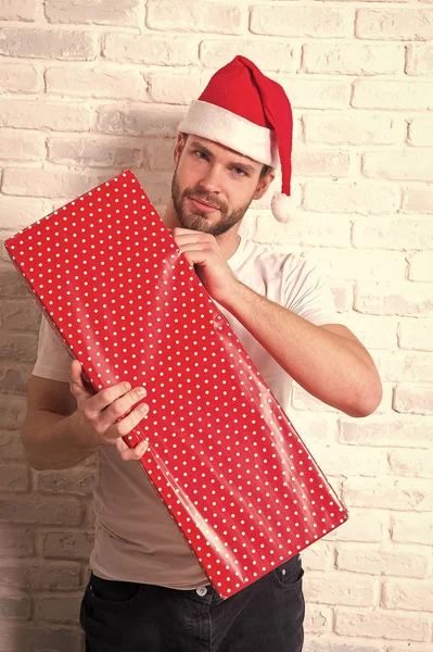 Kille i santa hatt hålla röd jul presentbox — Stockfoto