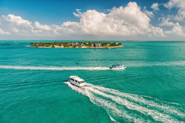 Key West, Florida yeşil ada tarafından yüzen turistik yatlar