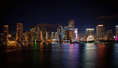 Şehir manzarası panorama üzerinde gece sky Miami, ABD