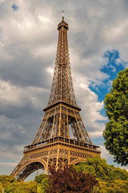 Eyfel Kulesi Paris, Fransa'da gün batımında. Romantik seyahat arka plan.