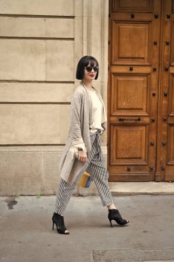 Paris 'li manken sokakta yürüyor..