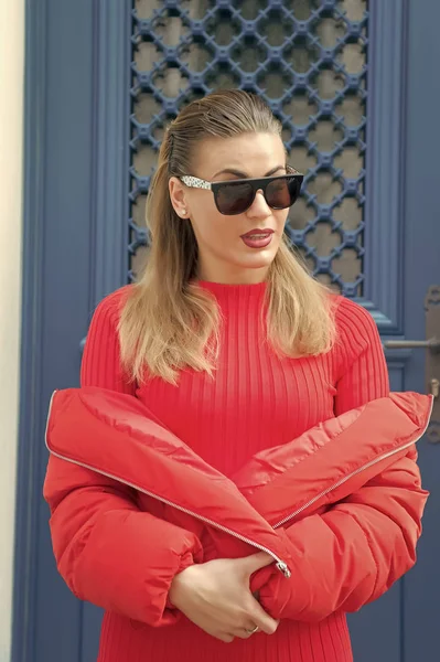Dívka v červený svetr, kabát na modré dveře v Paříži — Stock fotografie