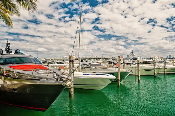 Yates Lujo Atracados Puerto Bahía Día Soleado Con Nubes Cielo —  Fotos de Stock