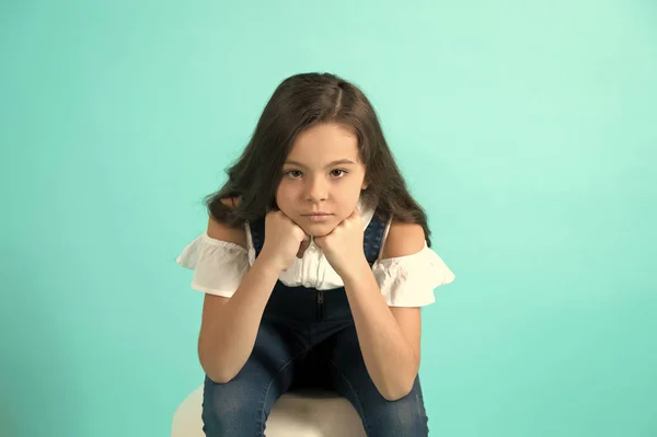 Flicka prop haka på händer på blå bakgrund — Stockfoto