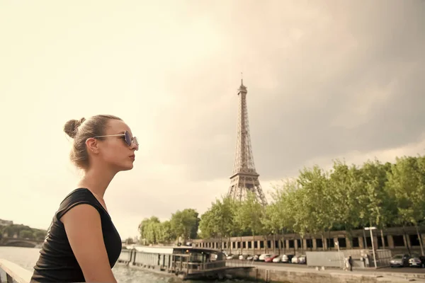 Девушка смотрит на Эйфелеву башню в Париже, Франция — стоковое фото
